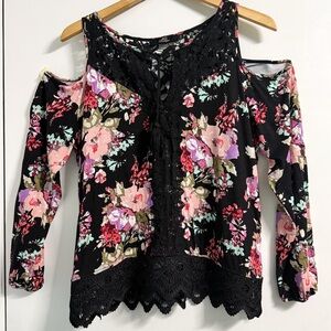 BKE Black Floral Lace Cold Shoulder Top M | Moody Spring Blouse
